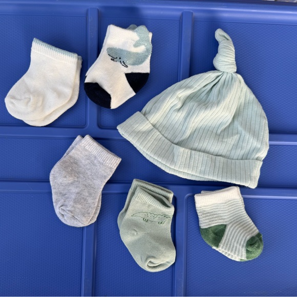 Big bundle of newborn baby socks, mittens, caps, beanies - Picture 8 of 10